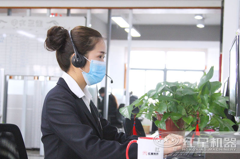 24小時(shí)客服全身心工作，用專注點(diǎn)亮了責(zé)任