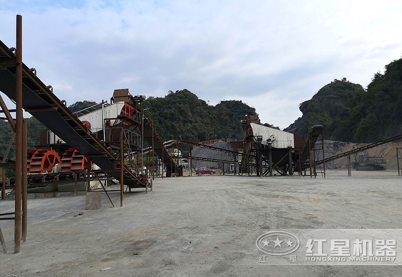方案三配置現(xiàn)場(chǎng)：破碎機(jī)+制砂機(jī)+洗砂機(jī)，費(fèi)用80萬以上